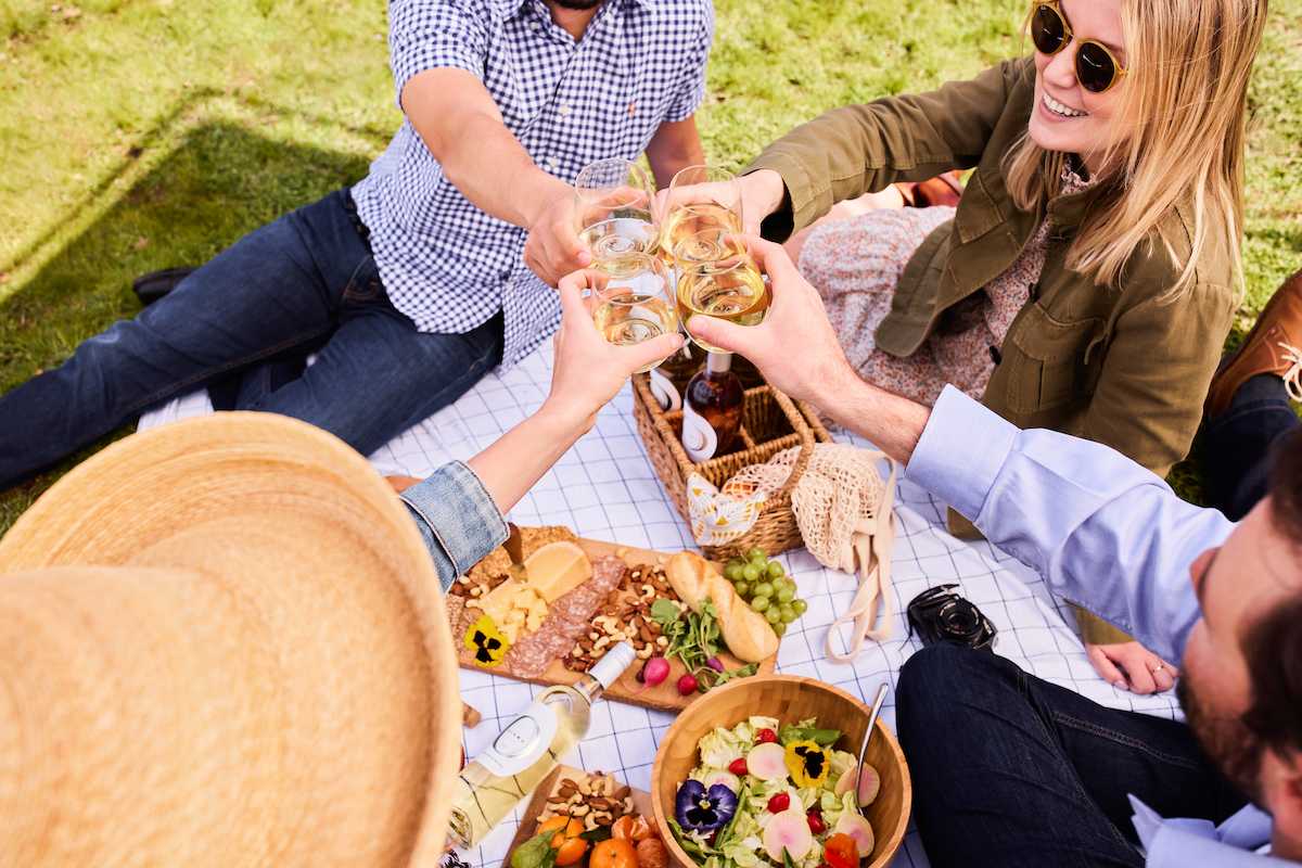 Should wine be refrigerated? Our Guide to Serving Wine in Summer